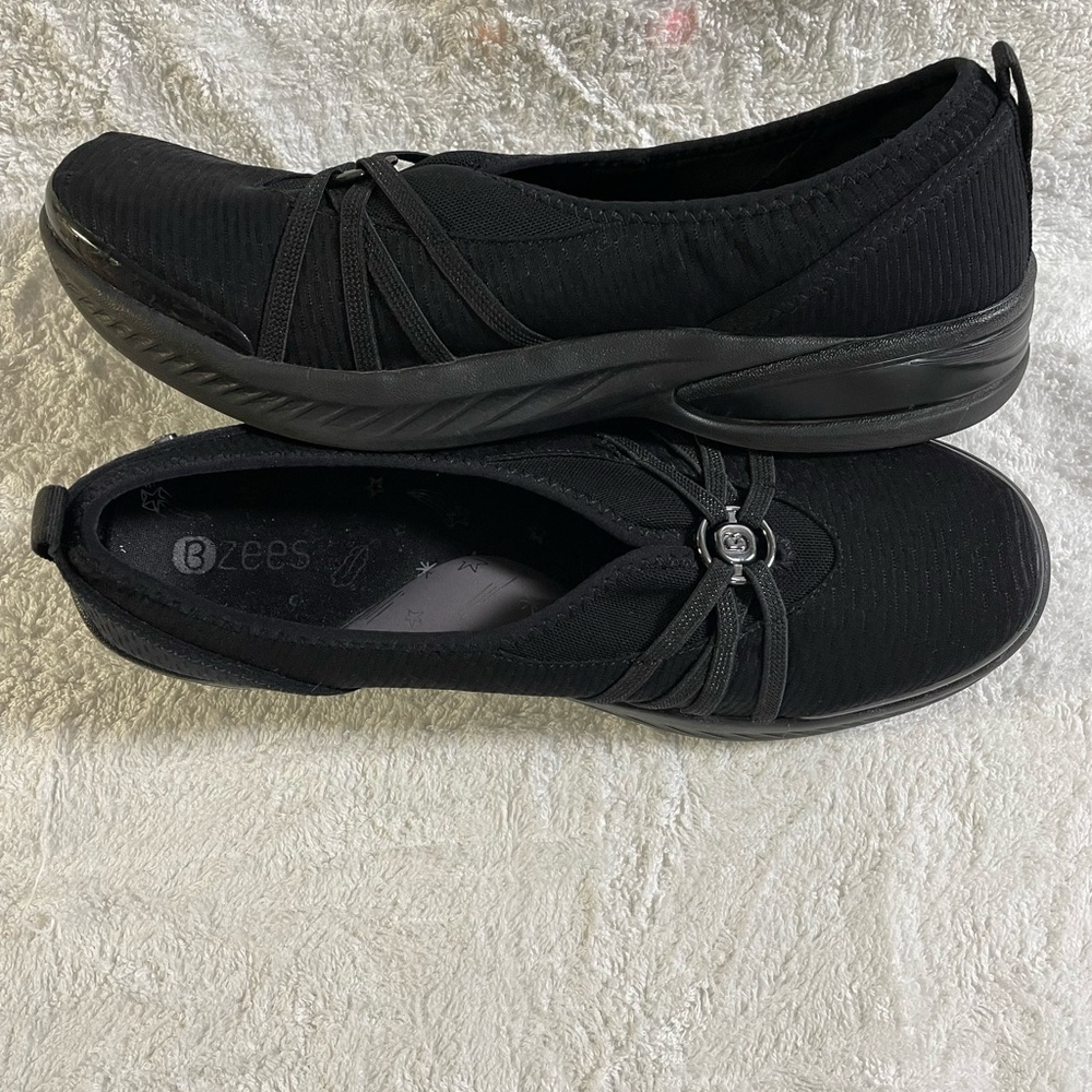 Bzees Black Flats with Gathered Detail - Picture 4 of 10